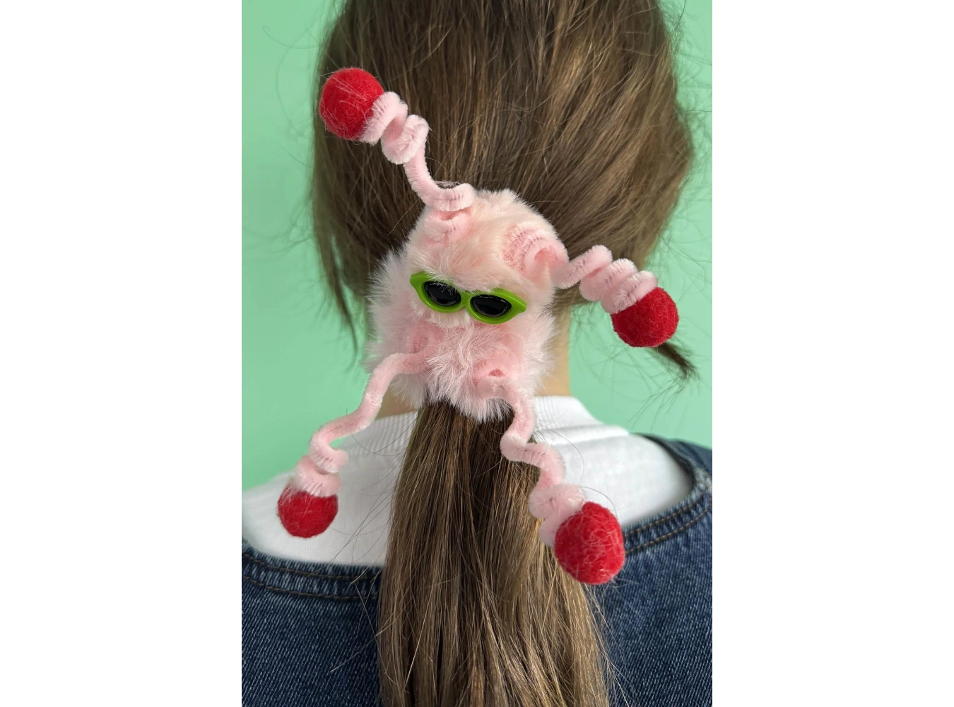 Pembe Renk Canavar Figürlü Gözlük Detaylı Peluş Simit Toka