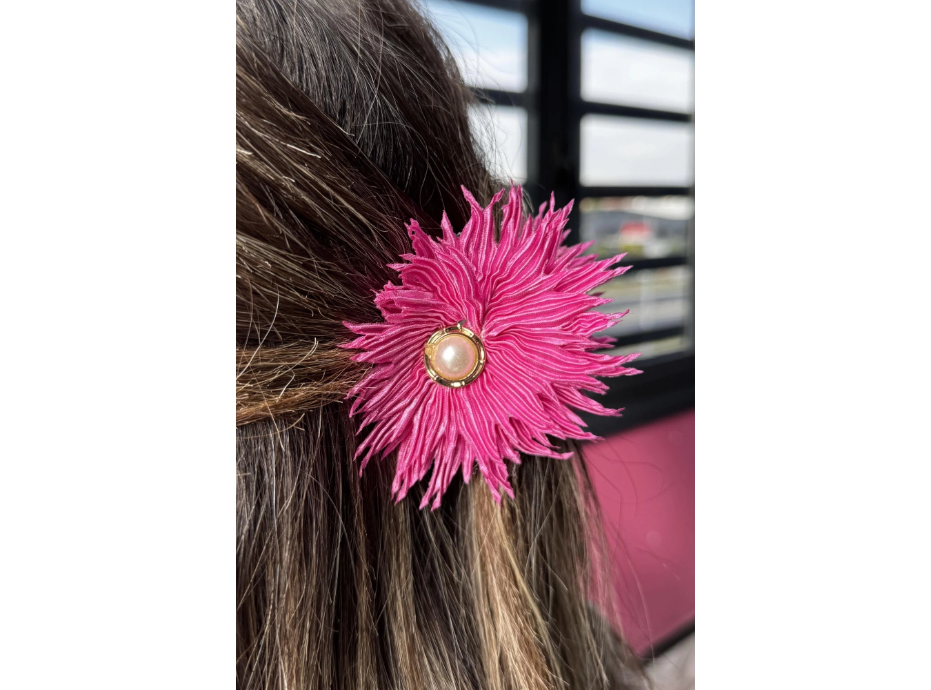 Pembe Renk Çiçek Figürlü İnci Detaylı Mandal Toka