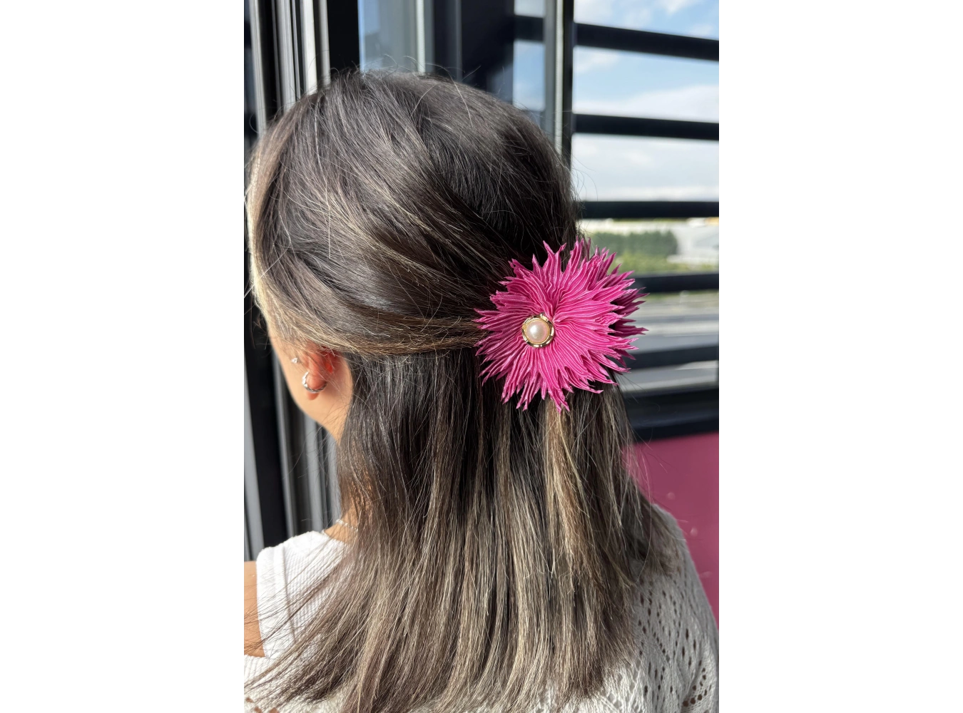 Pembe Renk Çiçek Figürlü İnci Detaylı Mandal Toka