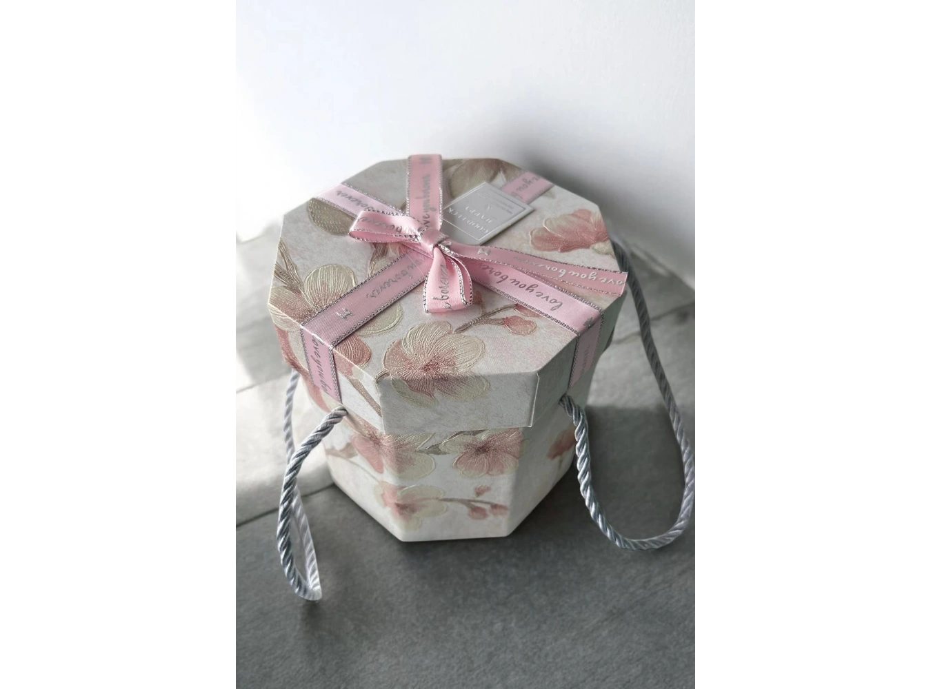 Pembe Renk Çiçek Figürlü Kurdele Detaylı Hediye Kutusu