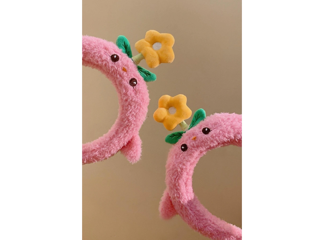 Pembe Renk Dönen Çiçek Detaylı Peluş Taç