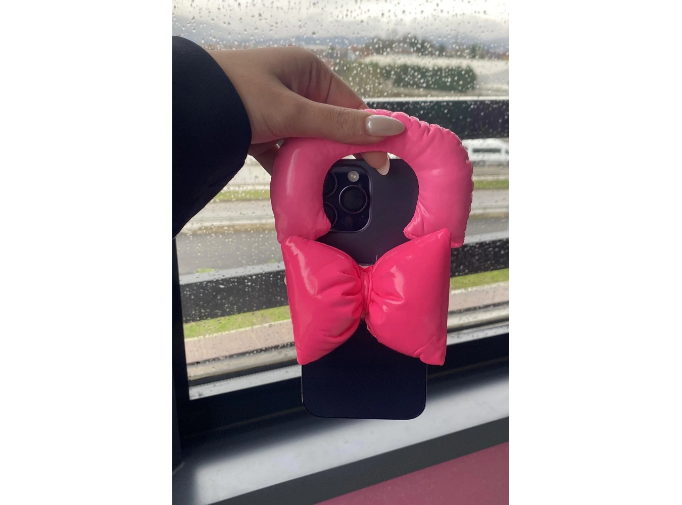 Pembe Renk Fiyonk Figürlü Telefon Aksesuarı