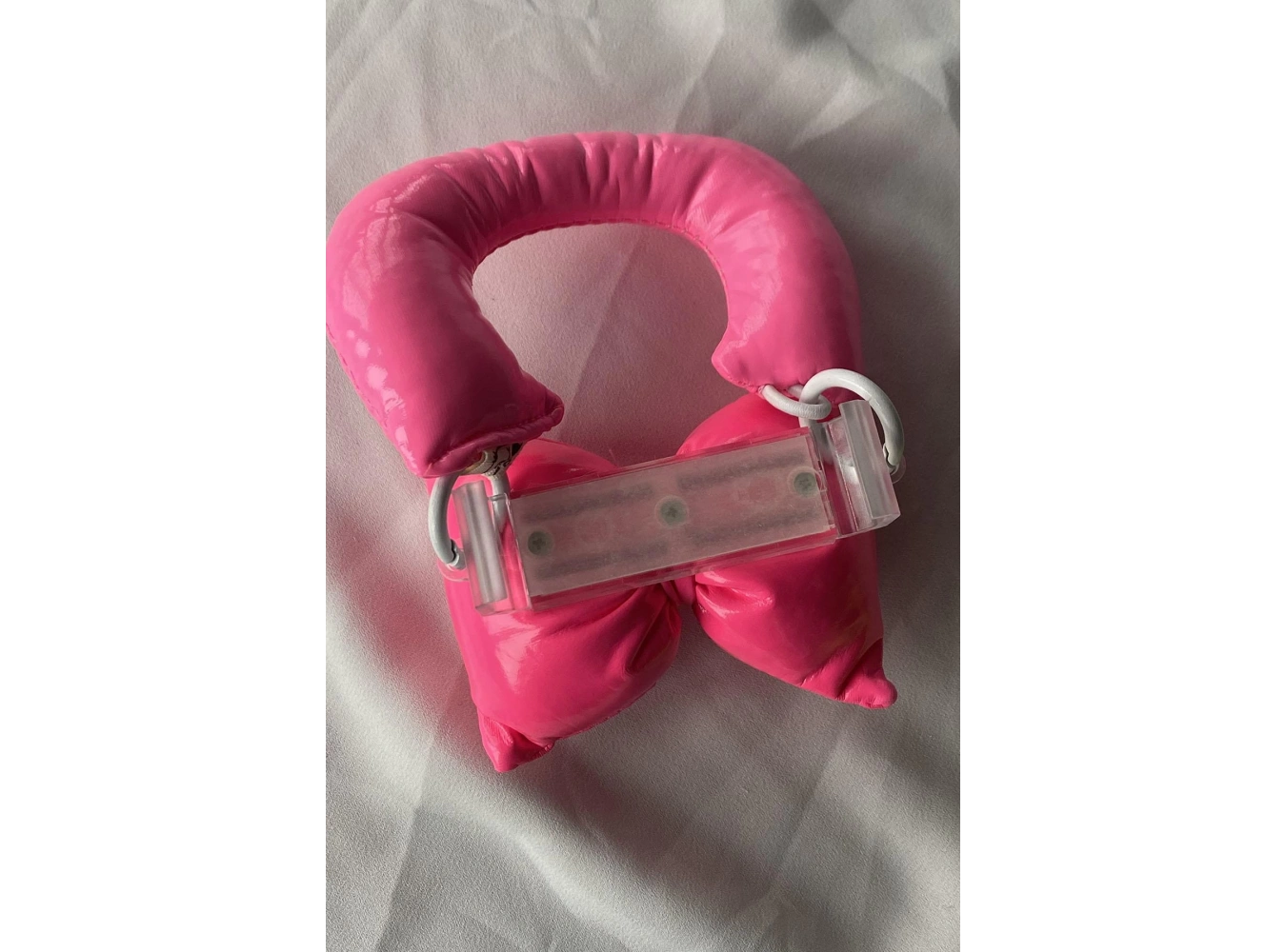 Pembe Renk Fiyonk Figürlü Telefon Aksesuarı