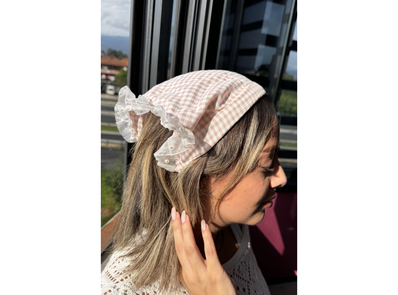 Pembe Renk Fular Detaylı Pötikare Desenli Taç