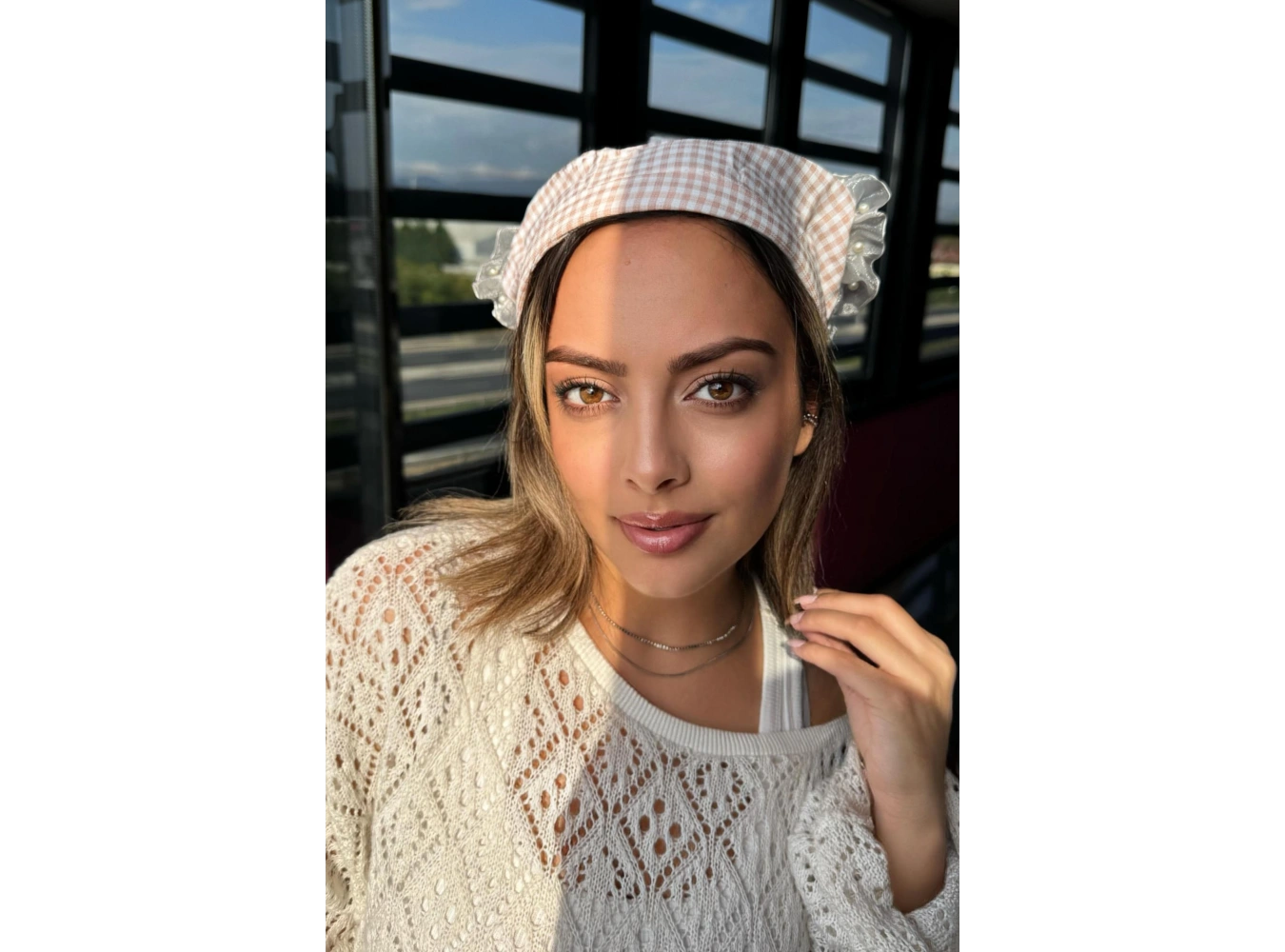 Pembe Renk Fular Detaylı Pötikare Desenli Taç