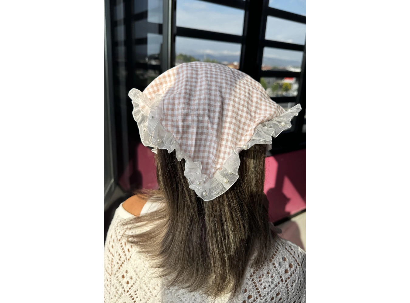 Pembe Renk Fular Detaylı Pötikare Desenli Taç