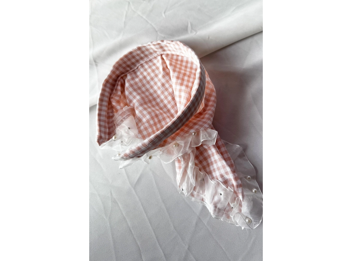 Pembe Renk Fular Detaylı Pötikare Desenli Taç