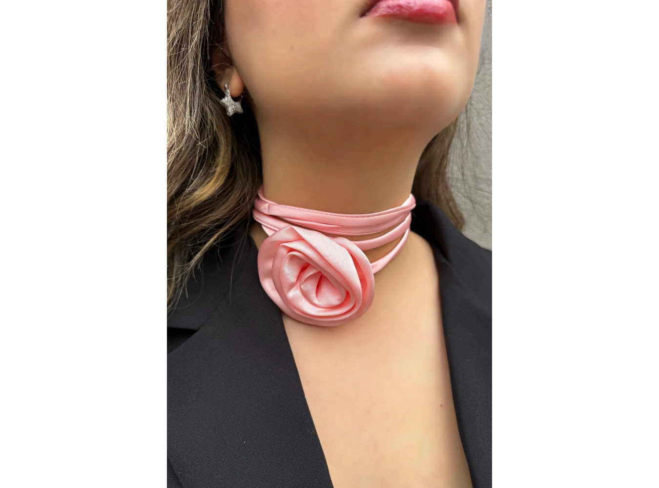 Pembe Renk Gül Detaylı Choker Kolye