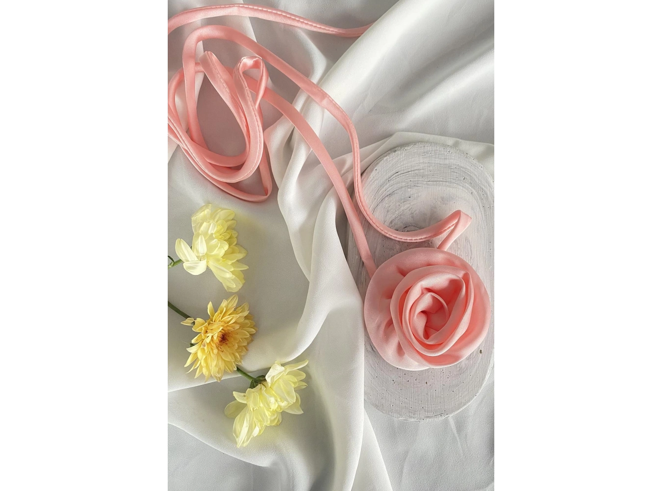 Pembe Renk Gül Detaylı Choker Kolye