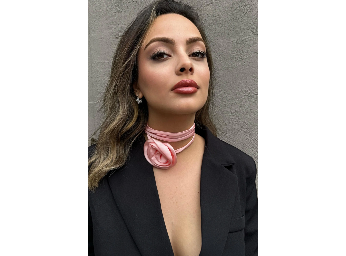 Pembe Renk Gül Detaylı Choker Kolye