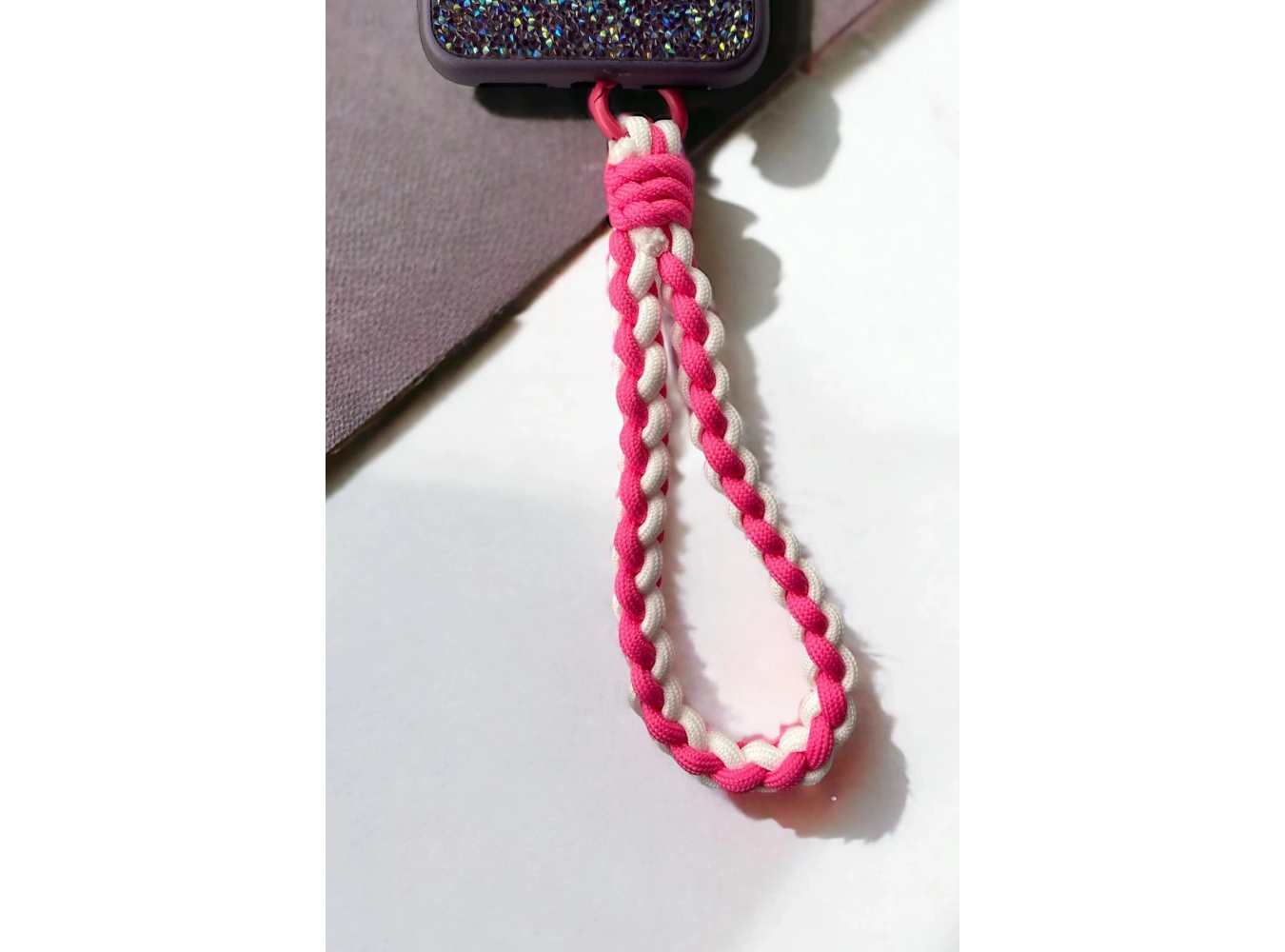 Pembe Renk İp Detaylı Telefon Aksesuarı