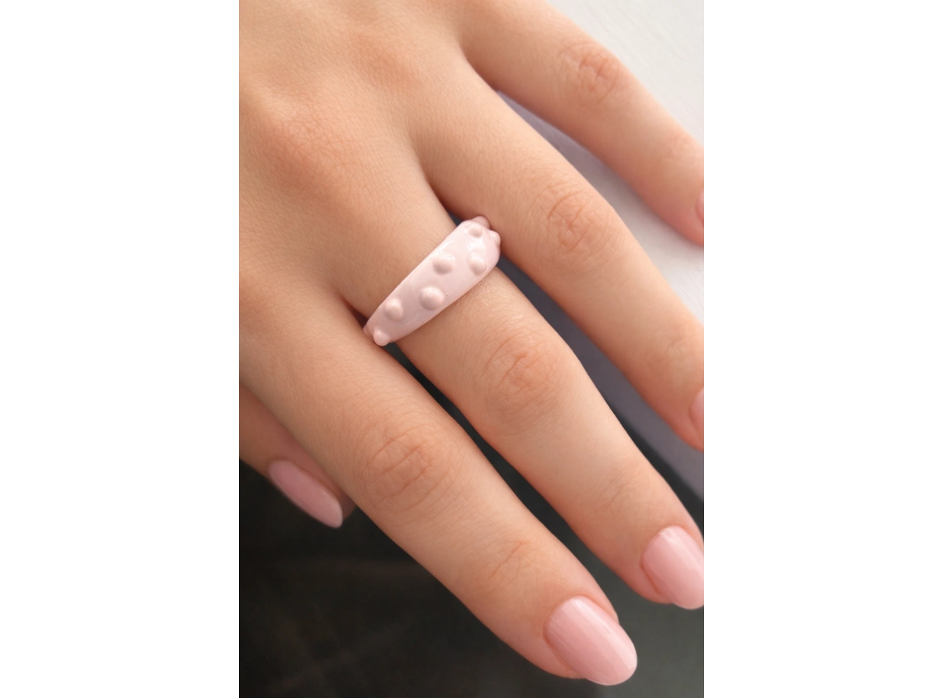 Pembe Renk Kabartmalı Mineli Yüzük