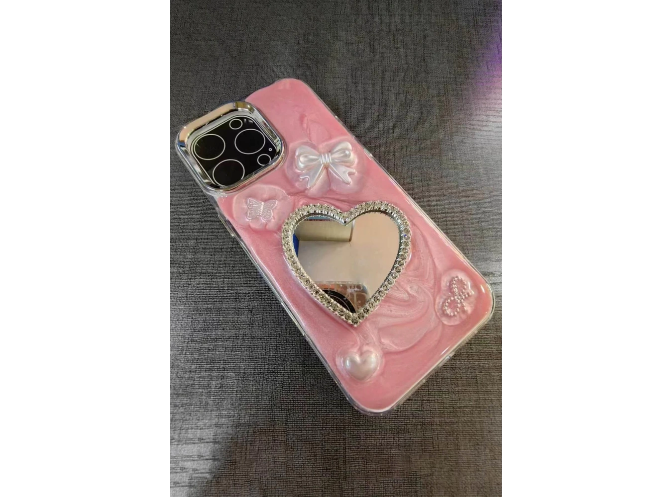 Pembe Renk Kalp Ve Kurdele Figürlü Ayna Detaylı 15 Pro Max Telefon Kılıfı