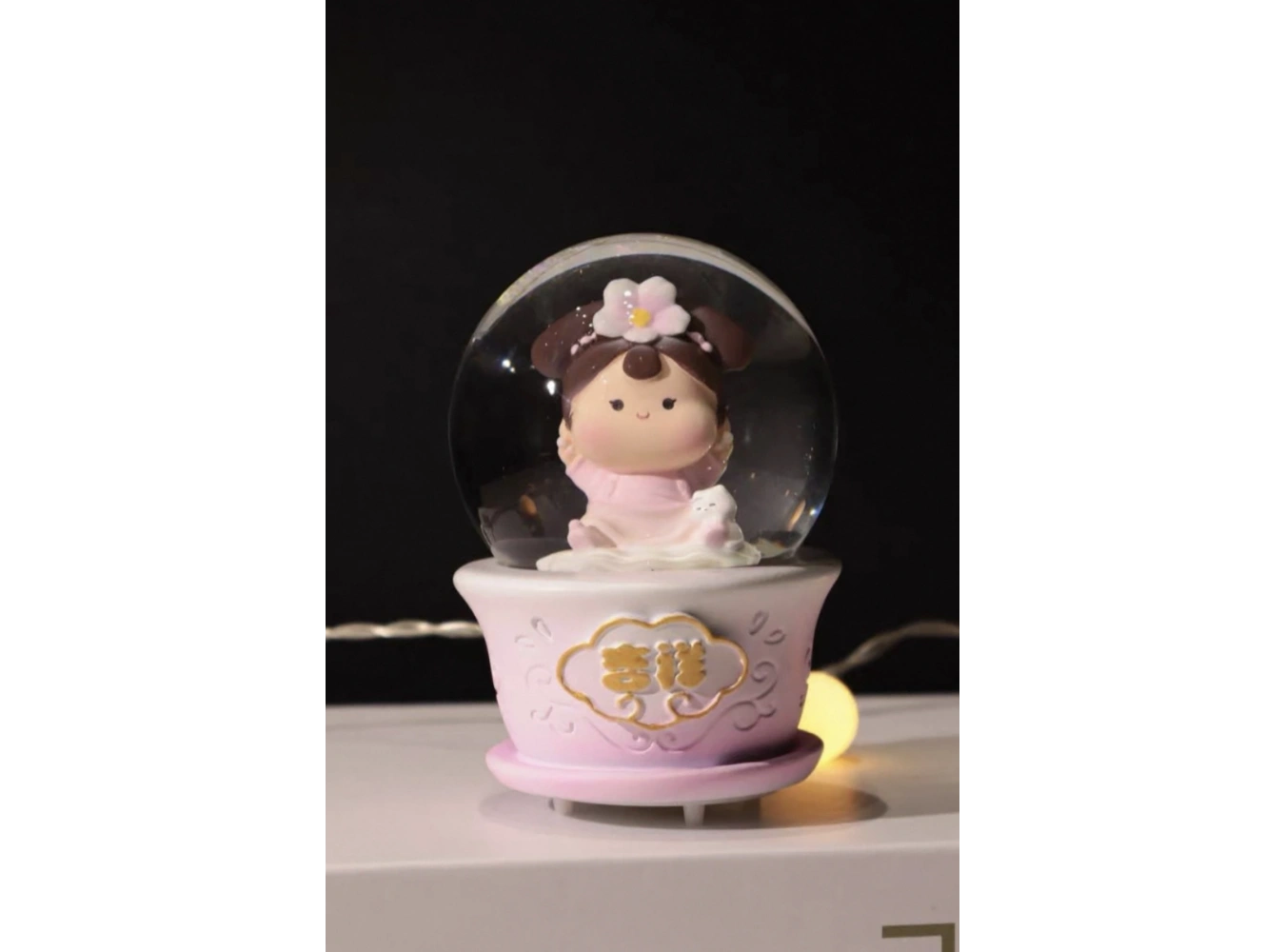 Pembe Renk Kız Figürlü Işıklı Mini Kar Küresi