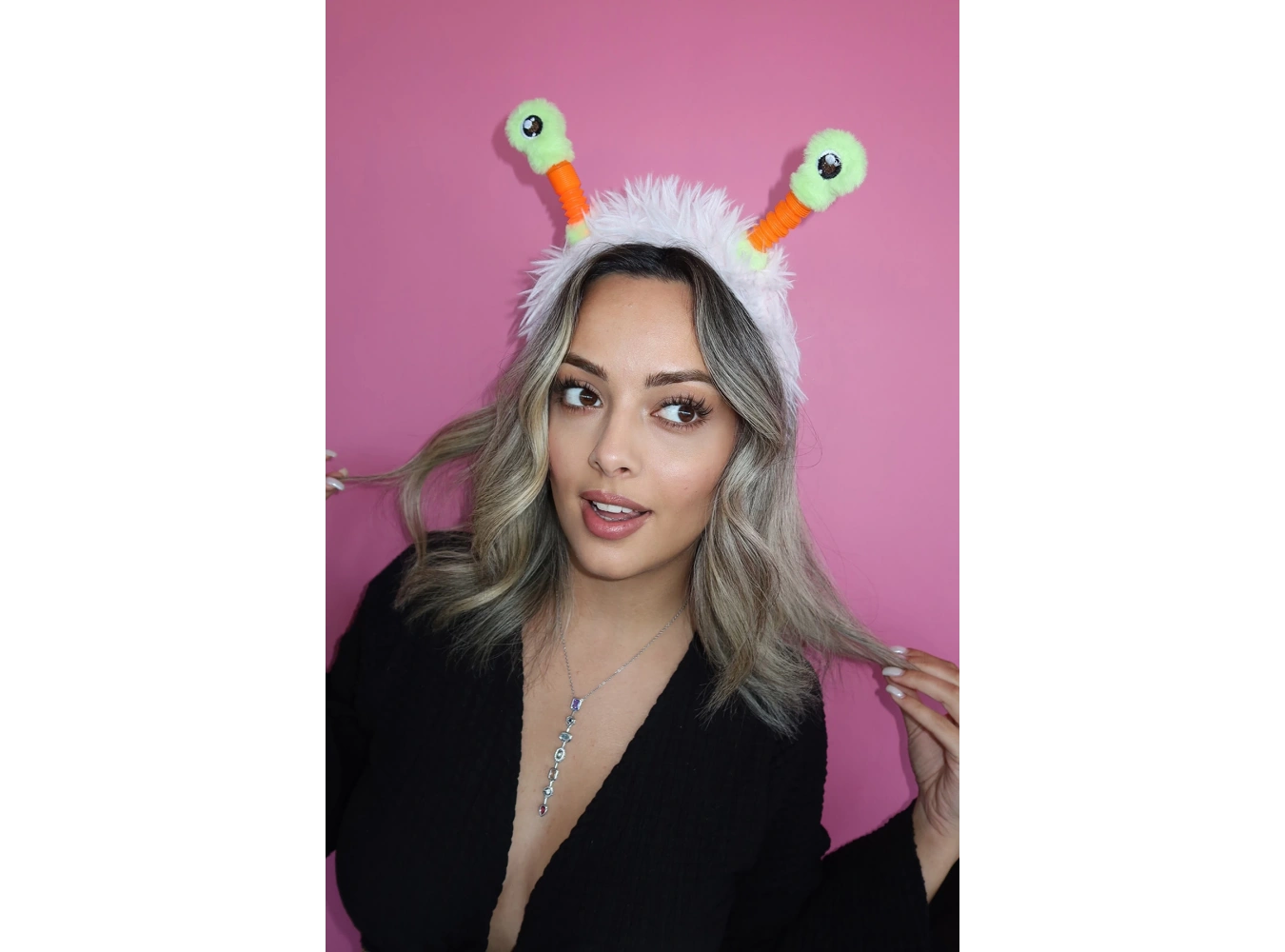 Pembe Renk Kulakları Oynayan Işıklı Peluş Taç