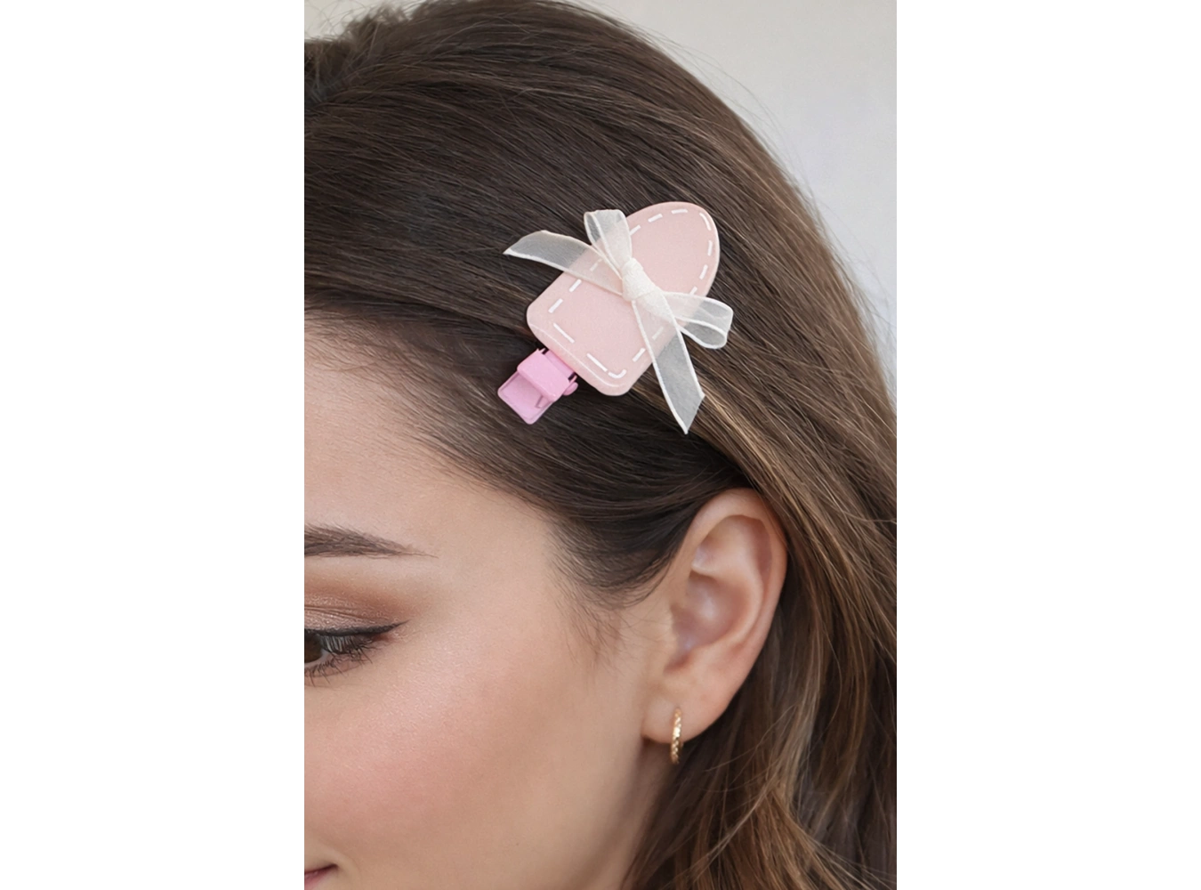 Pembe Renk Kurdele Detaylı Yan Toka