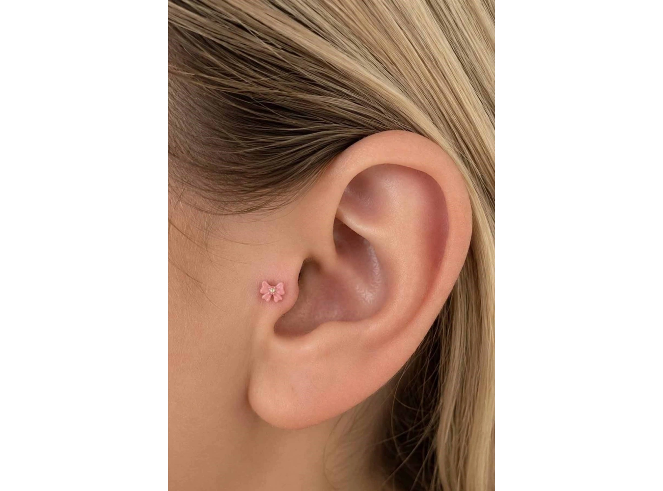 Pembe Renk Kurdele Figürlü Taşlı Cerrahi Çelik Tragus/Kıkırdak Küpe/Piercing (Tek)