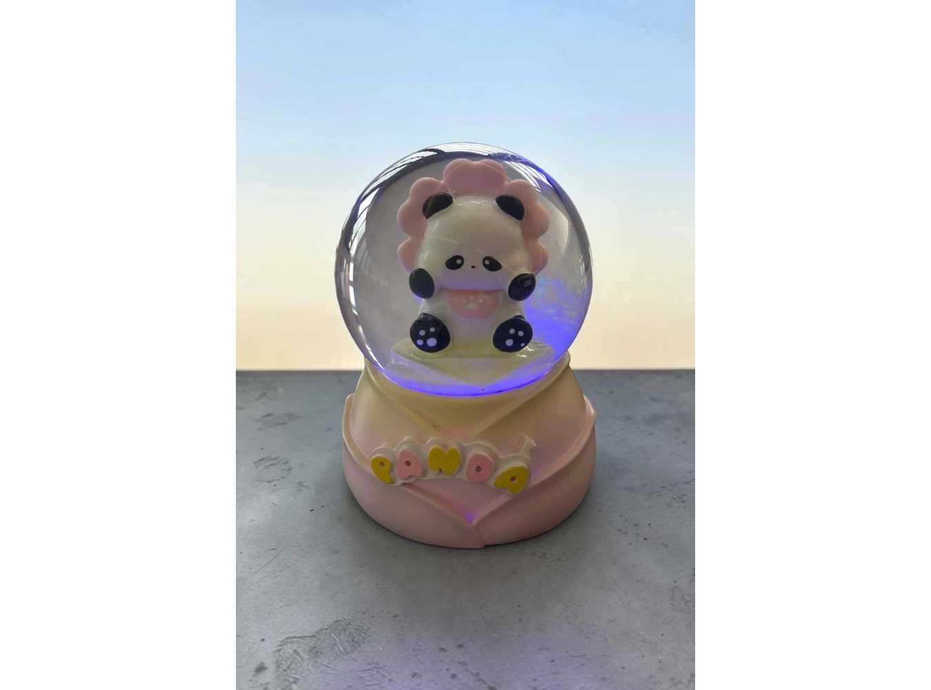 Pembe Renk Panda Figürlü Işıklı Küçük  Kar Küresi