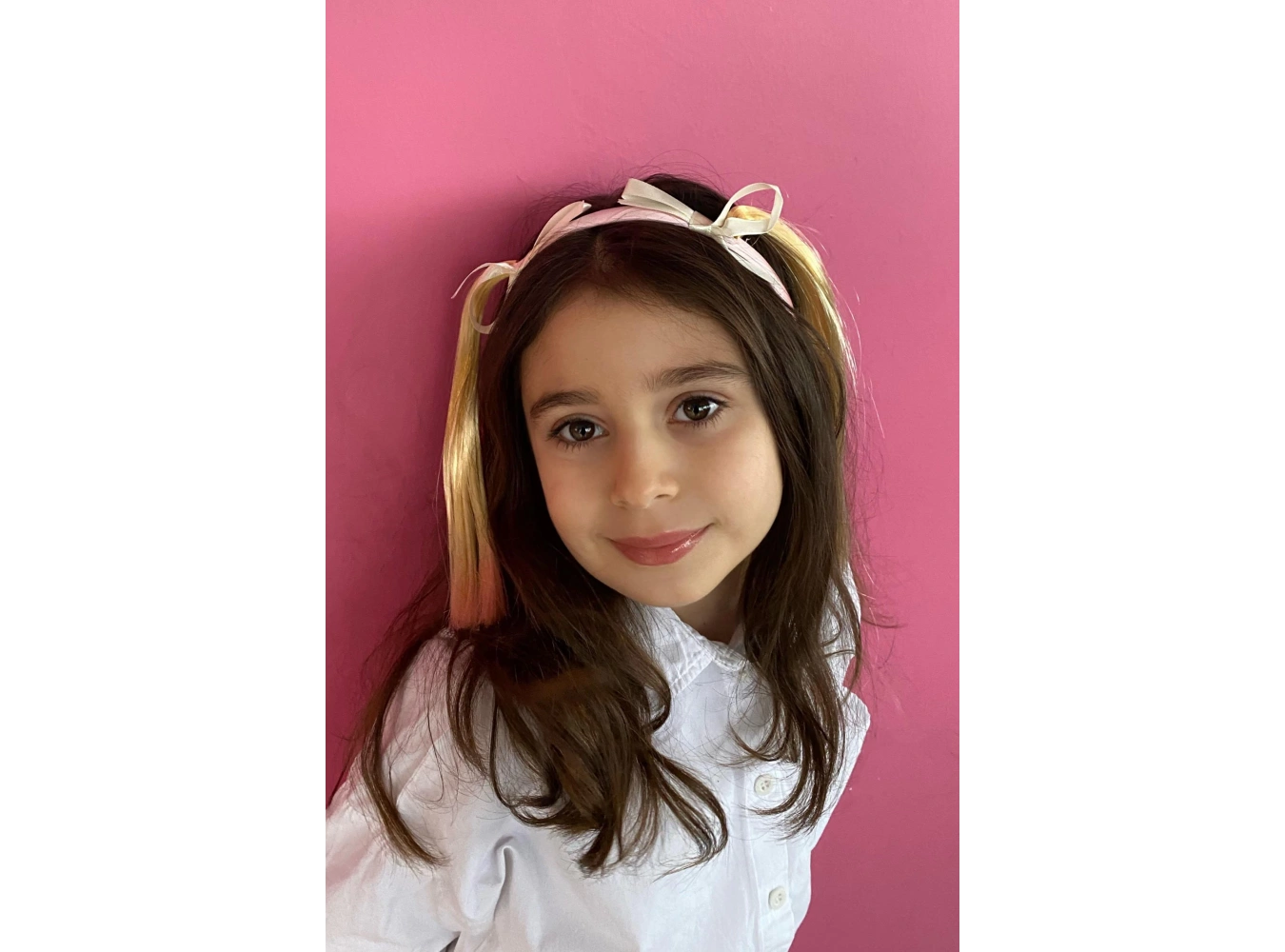 Pembe Renk Saçlı Çocuk Taç