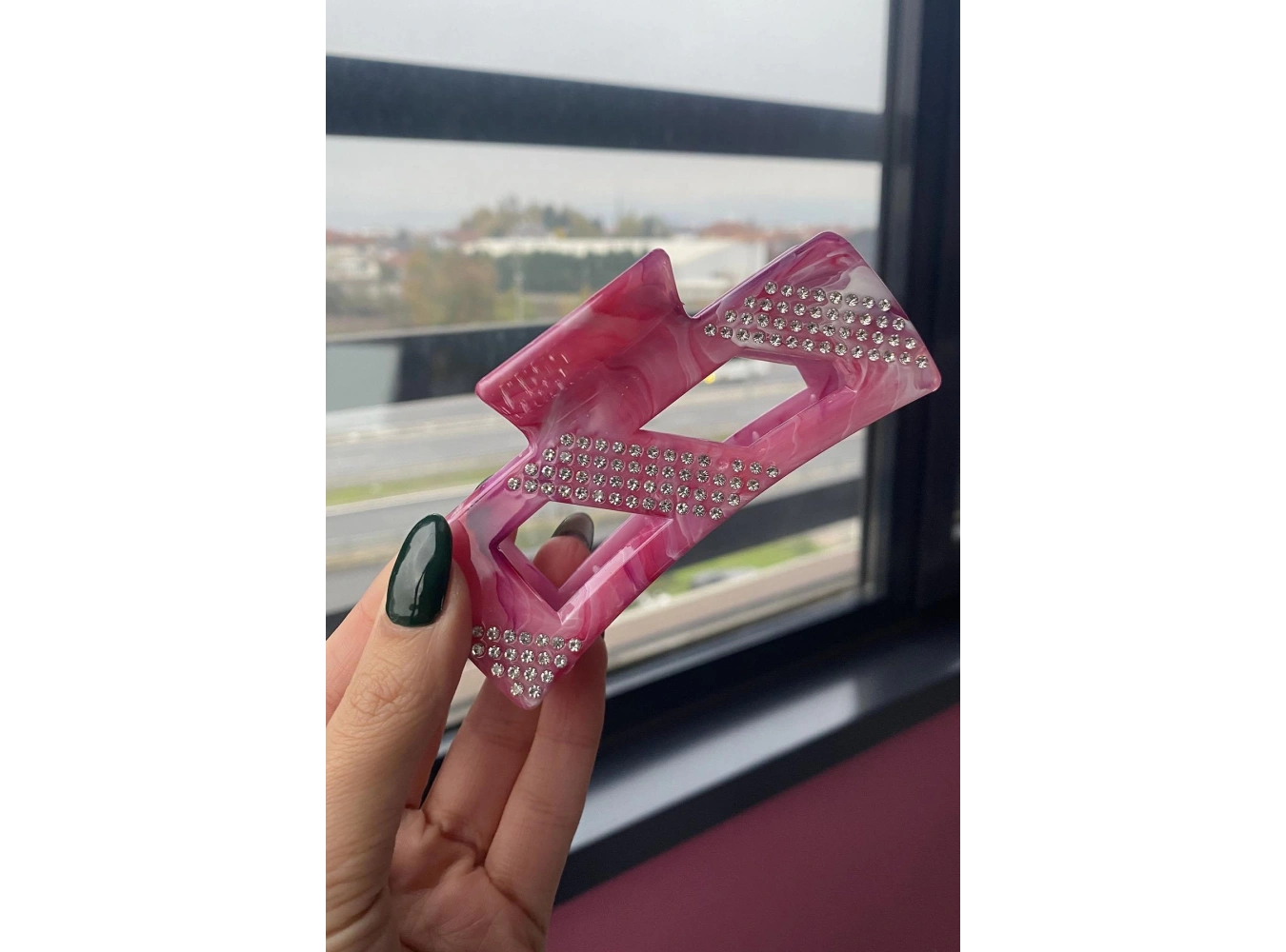 Pembe Renk Taş Detaylı Kemik Mandal Toka