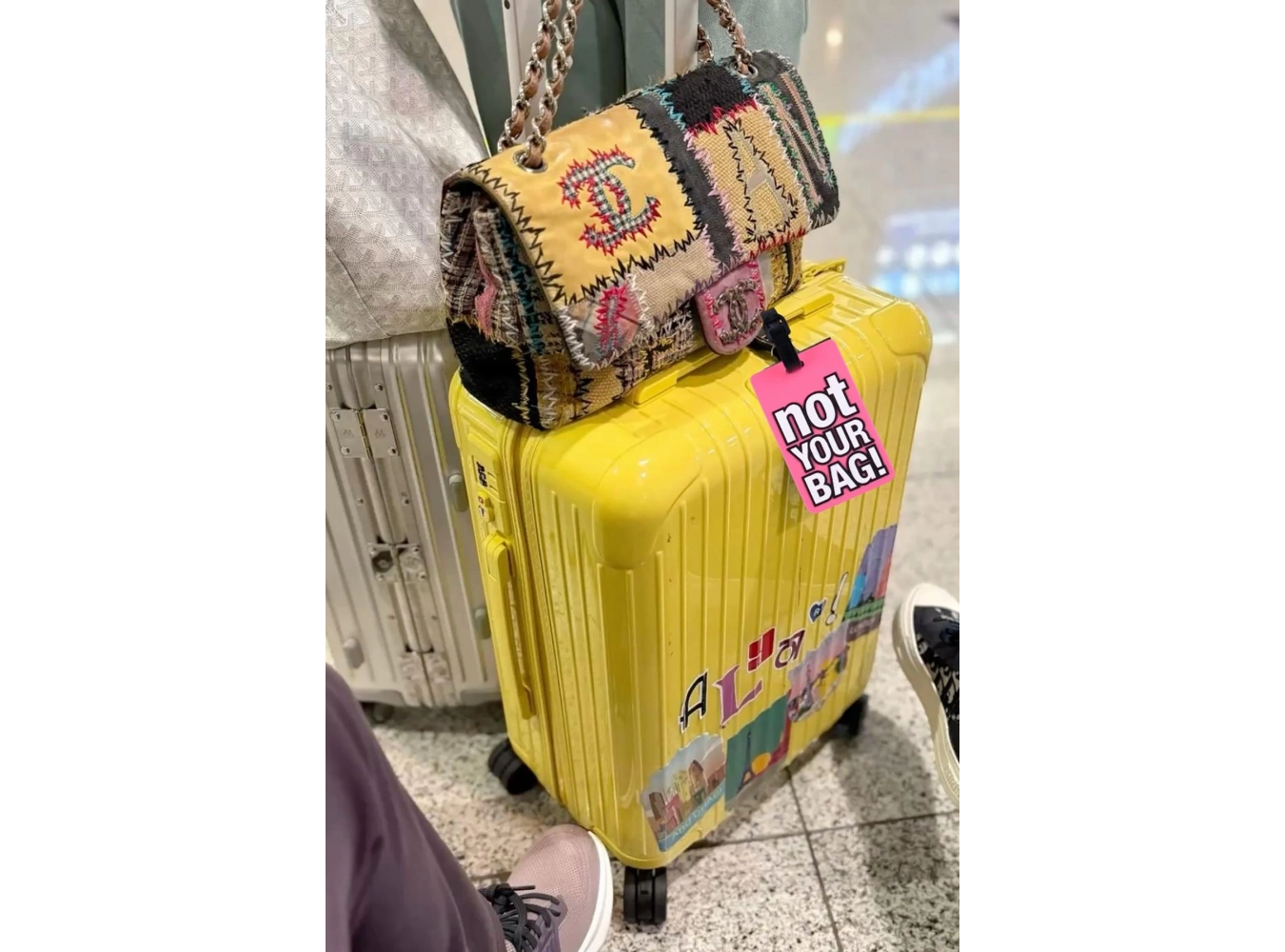 Pembe Renk Yazı Detaylı Bavul Kartlığı