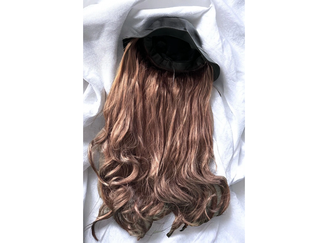 Şapka Detaylı Kahverengi Dalgalı Peruk