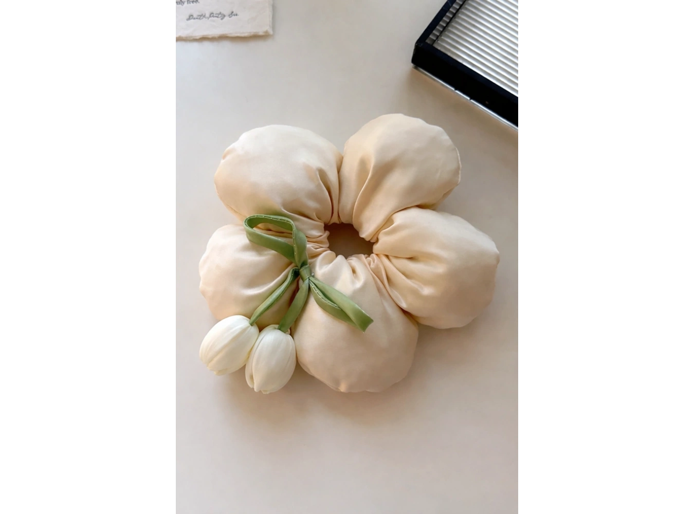 Sarı Renk Çiçek Figürlü Sallantılı Simit Toka