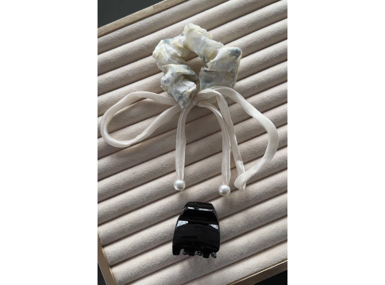 Sarı Renk İnci Detaylı Mandal/Simit Toka