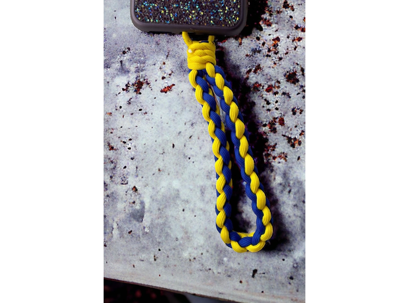 Sarı Ve Lacivert Renk İp Detaylı Telefon Aksesuarı