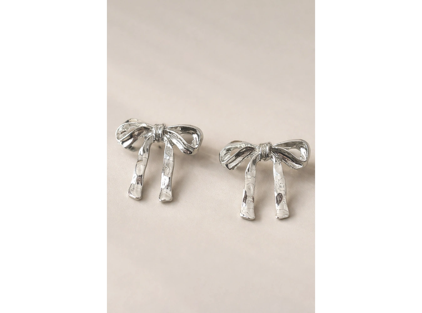 Silver Renk Kurdele Figürlü Çelik Küpe (Çift)