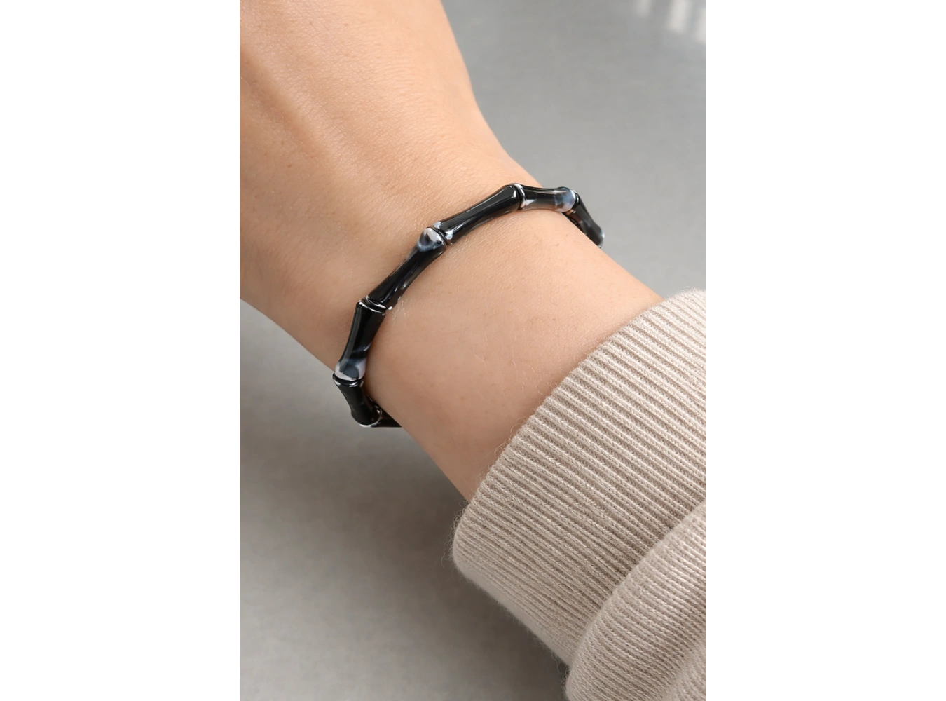 Siyah Renk Boncuk Detaylı Bileklik