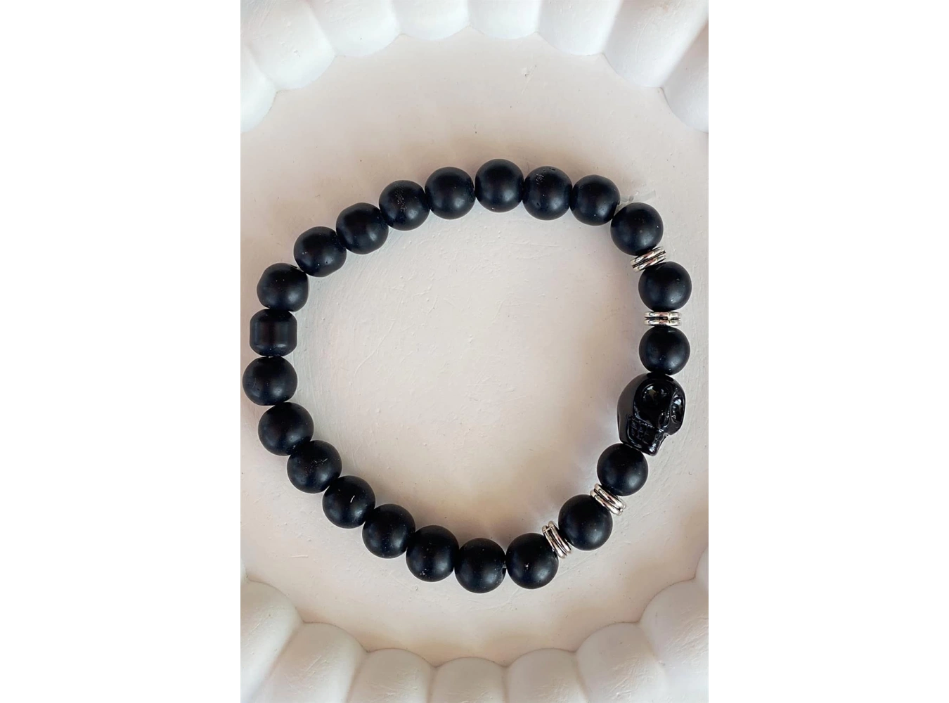 Siyah Renk Boncuk Detaylı Kuru Kafa Figürlü Erkek Bileklik
