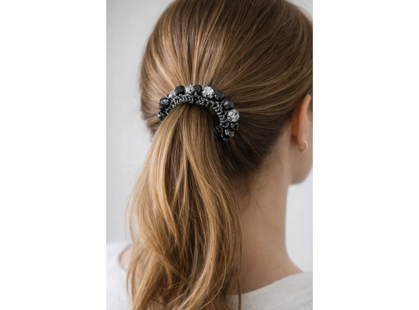 Siyah Renk Boncuk Detaylı Lastik Toka