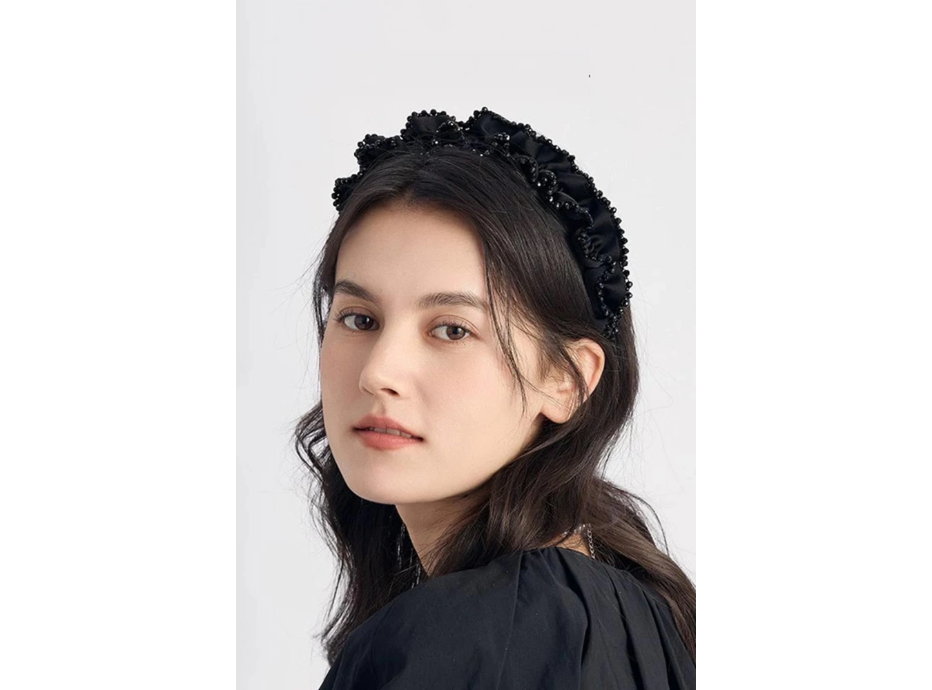 Siyah Renk Boncuk Detaylı Taç