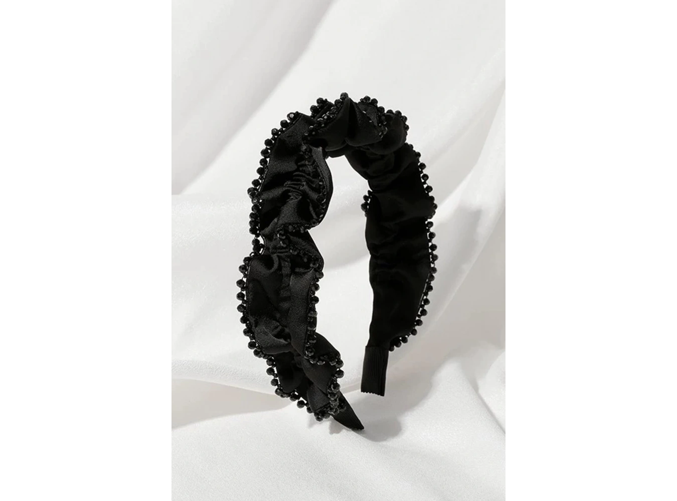 Siyah Renk Boncuk Detaylı Taç