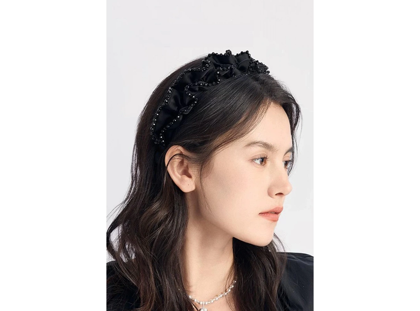 Siyah Renk Boncuk Detaylı Taç