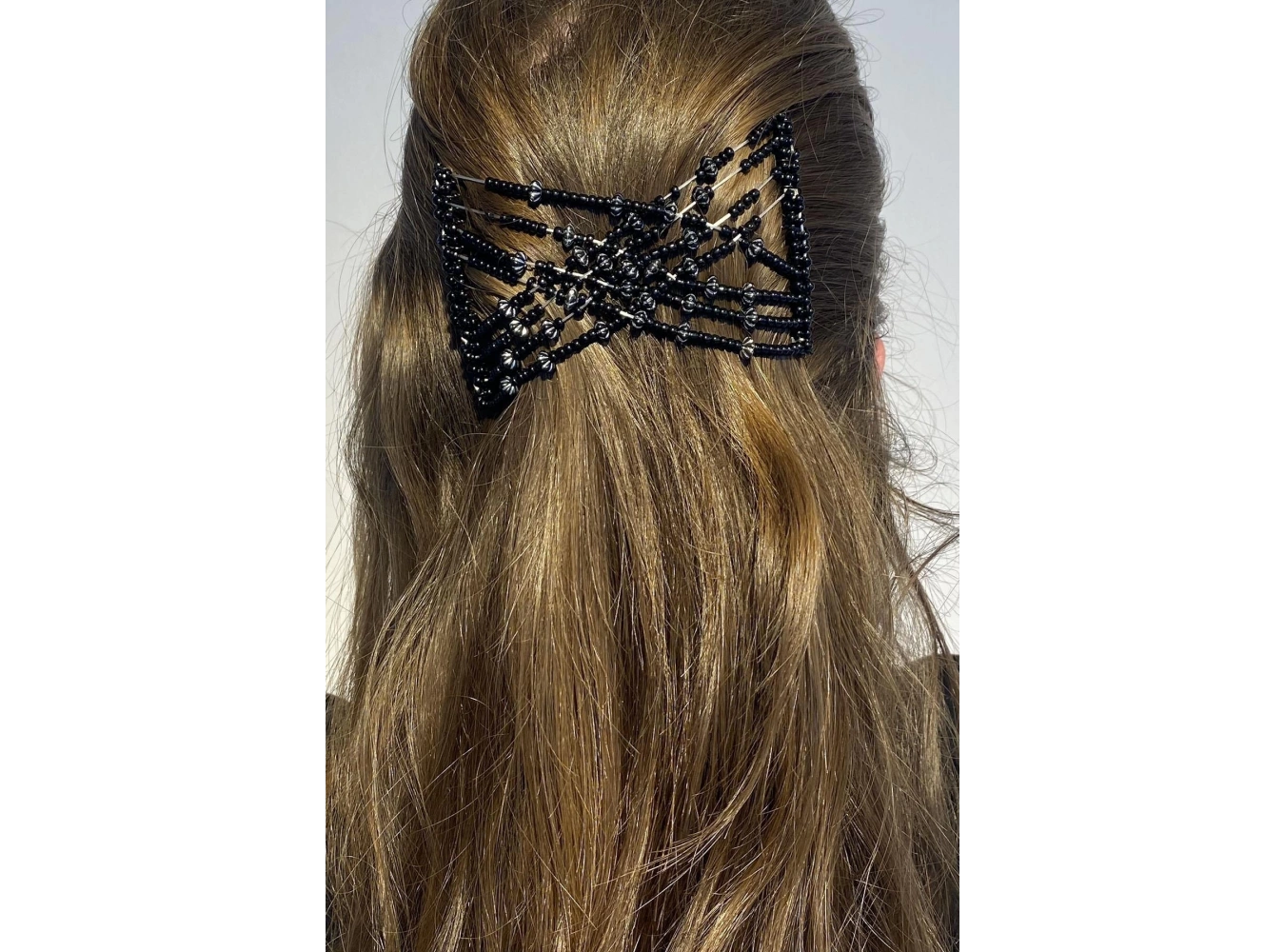 Siyah Renk Boncuk Detaylı Tel Tarak Toka