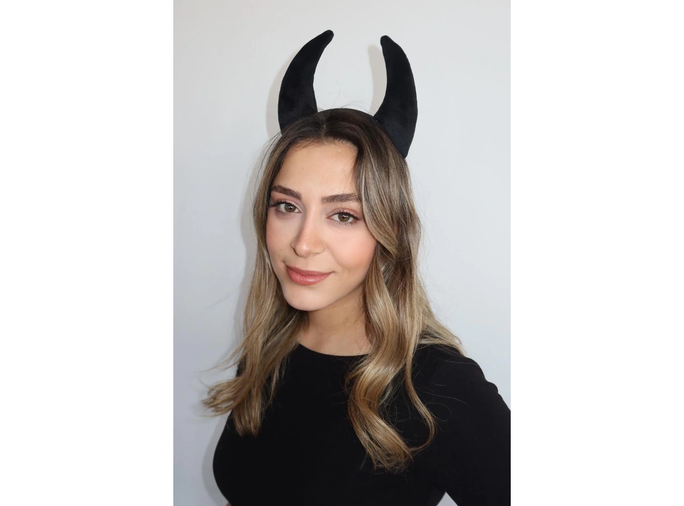 Siyah Renk Boynuz Detaylı Taç