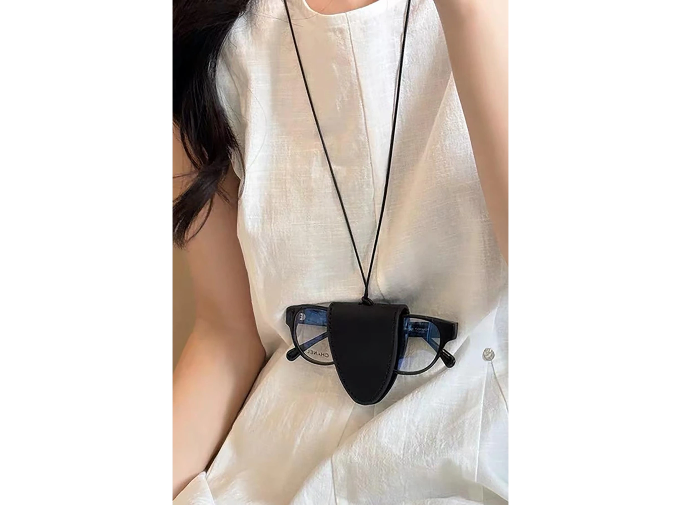 Siyah Renk Boyundan Asmalı Deri Gözlük Tutacağı