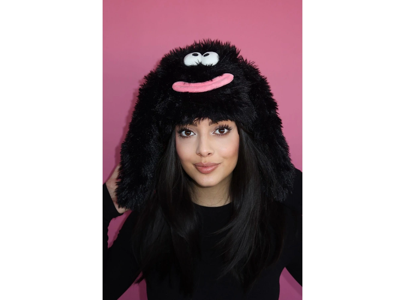 Siyah Renk Canavar Figürlü Kulaklı Peluş Şapka