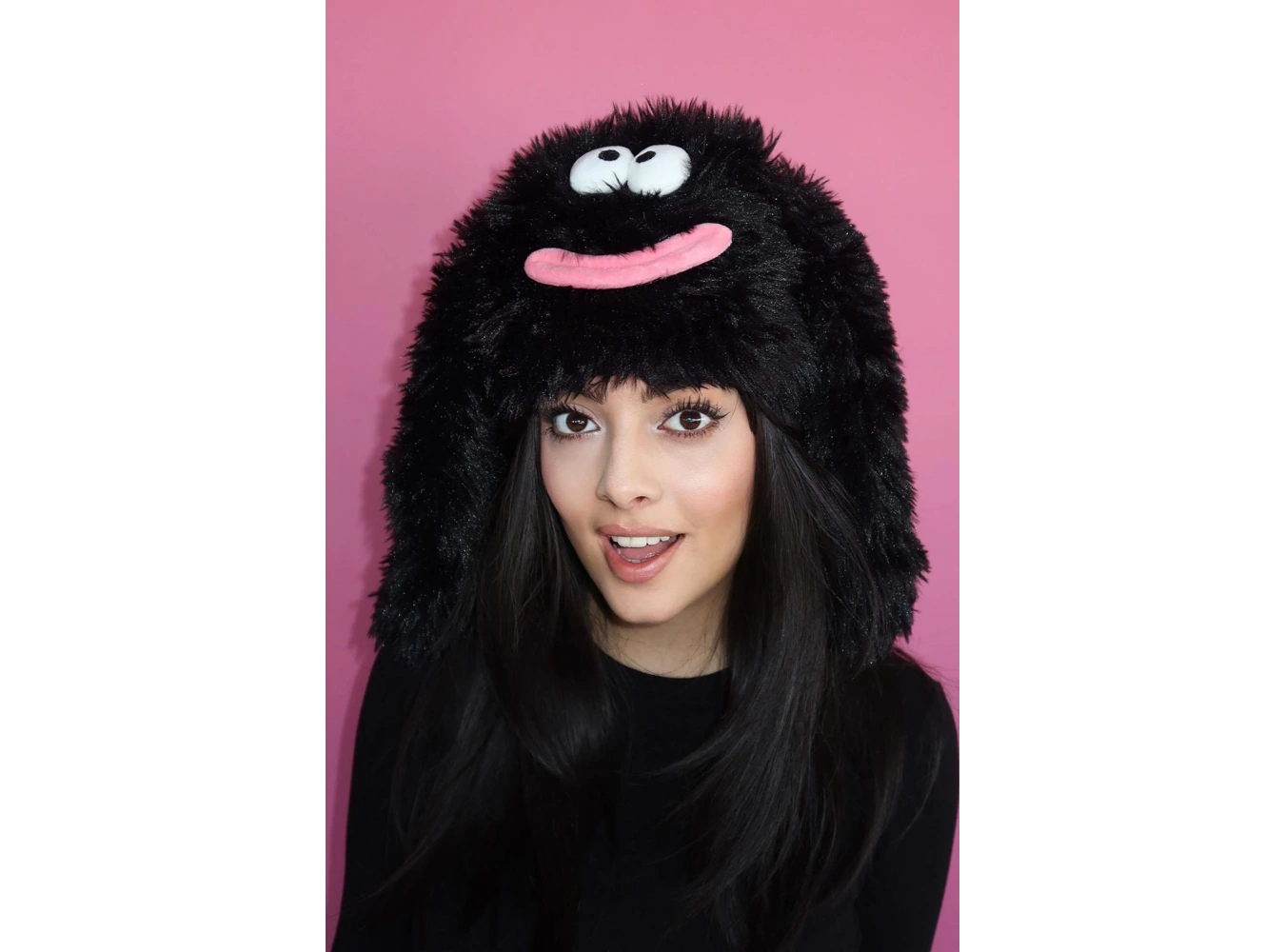 Siyah Renk Canavar Figürlü Kulaklı Peluş Şapka