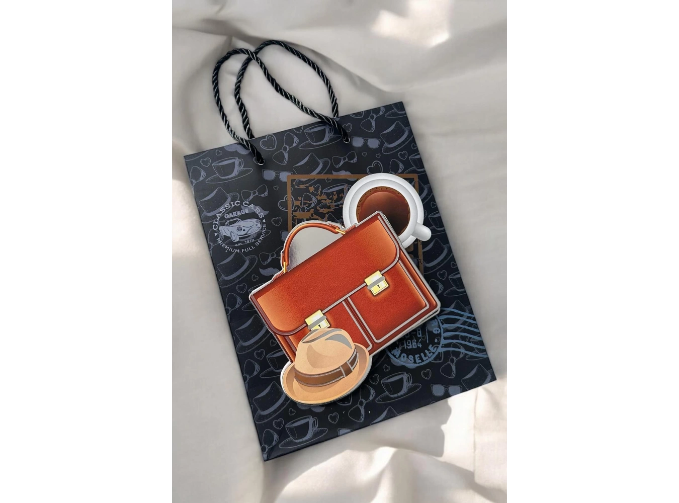 Siyah Renk Çanta Figürlü 3D Görünümlü Karton Çanta