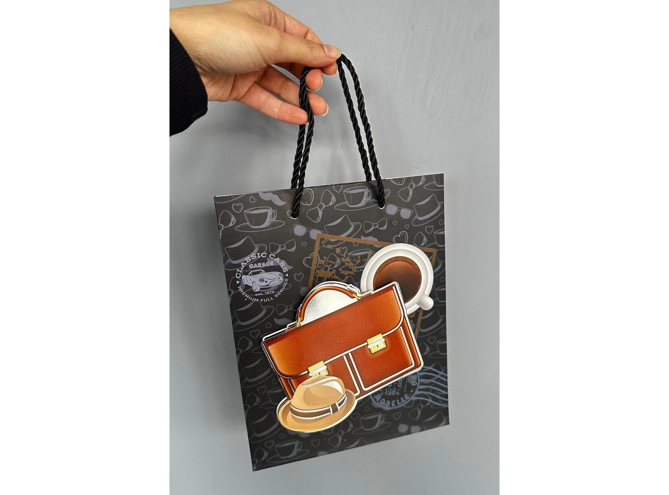 Siyah Renk Çanta Figürlü 3D Görünümlü Karton Çanta