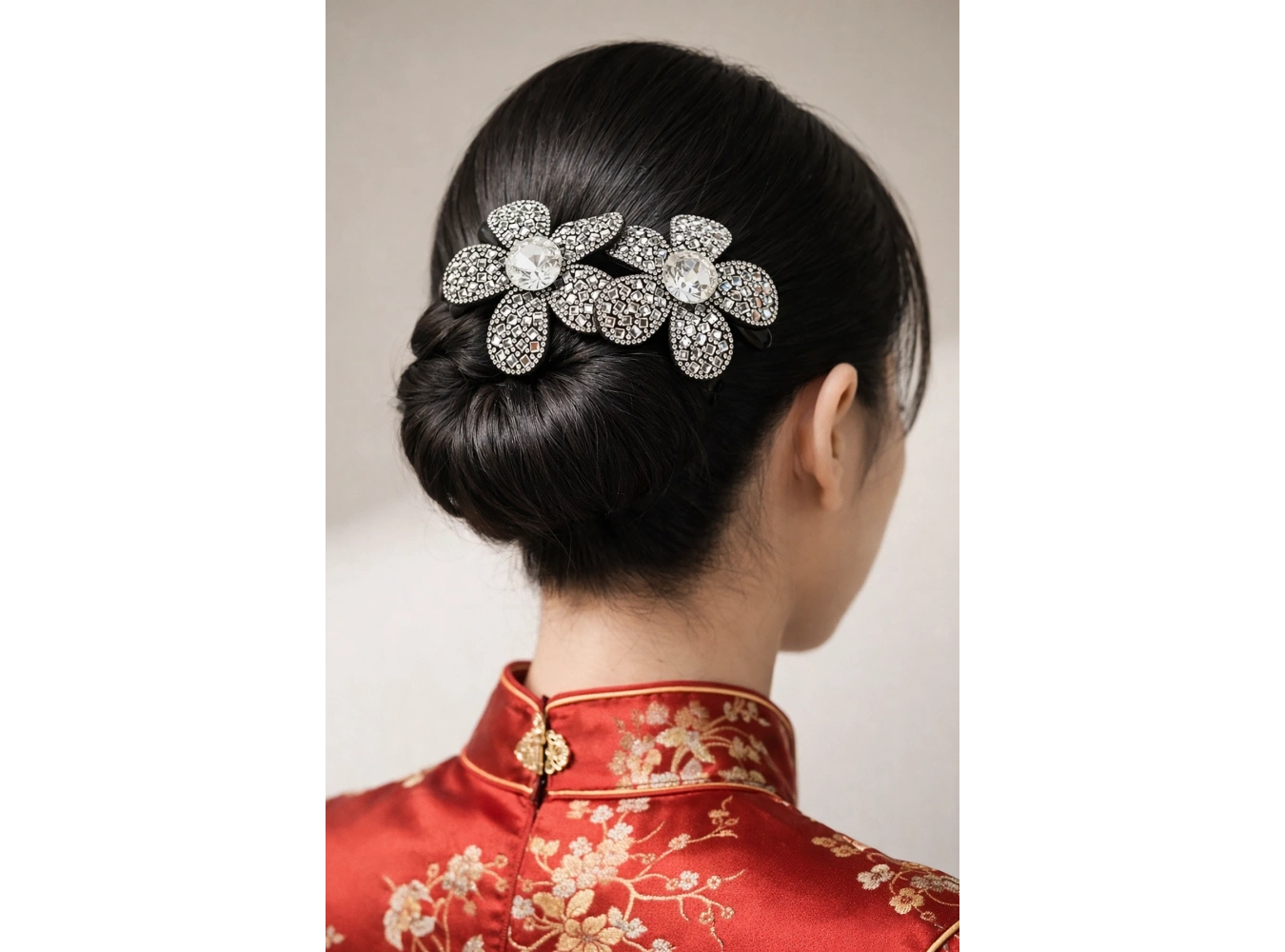 Siyah Renk Çiçek Detaylı Taşlı Tarak Toka