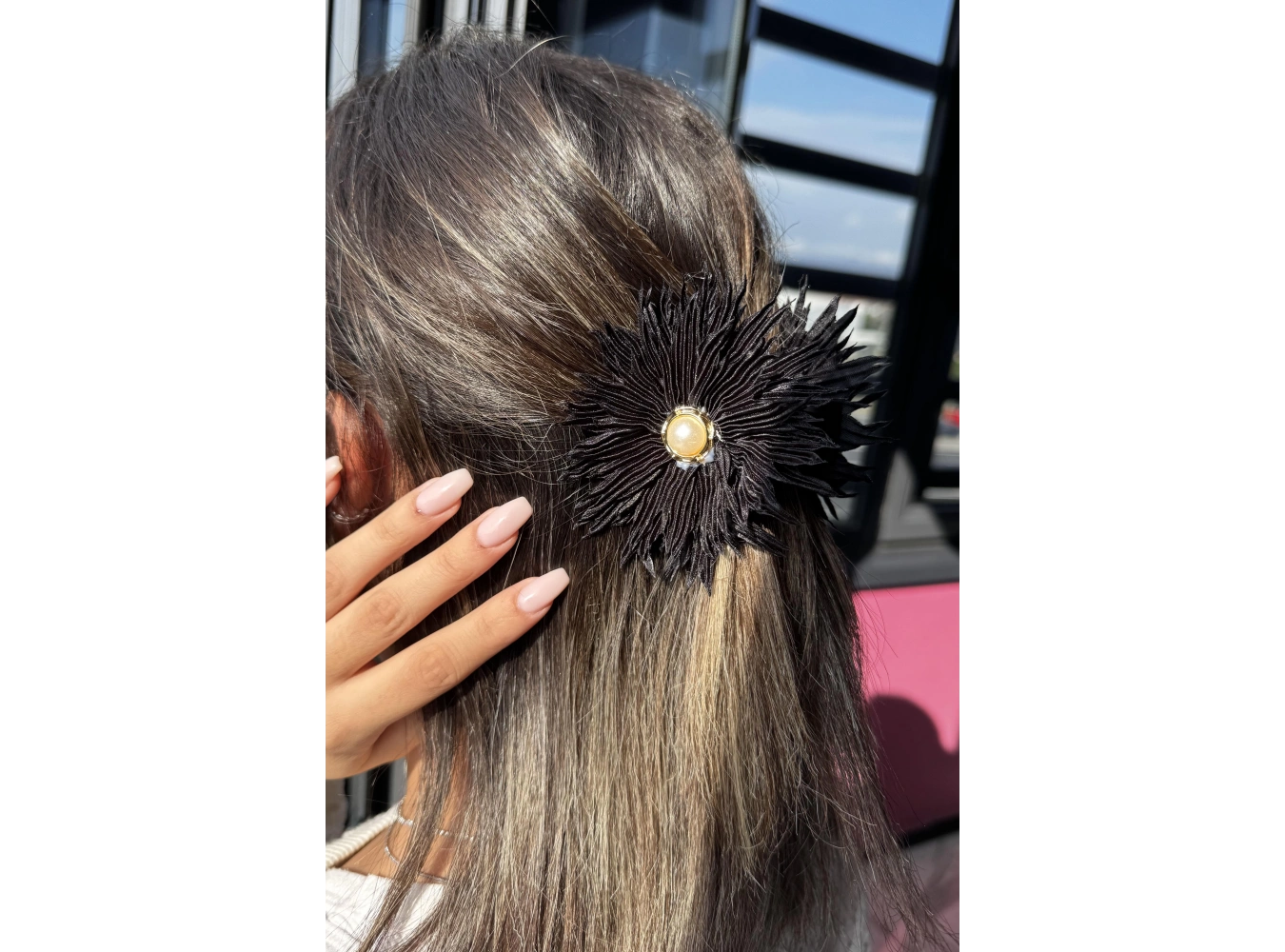 Siyah Renk Çiçek Figürlü İnci Detaylı Mandal Toka