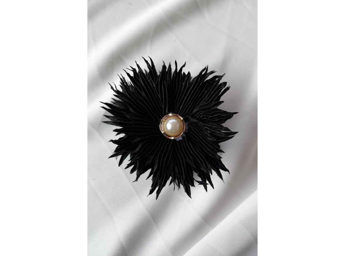 Siyah Renk Çiçek Figürlü İnci Detaylı Mandal Toka