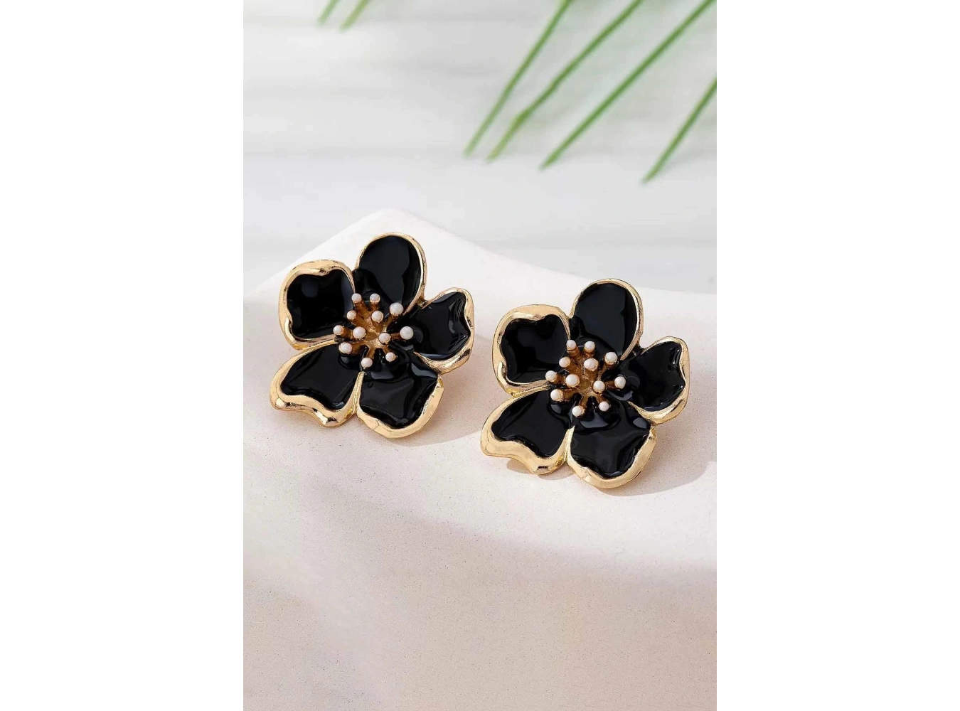 Siyah Renk Çiçek Figürlü Küpe (Çift)