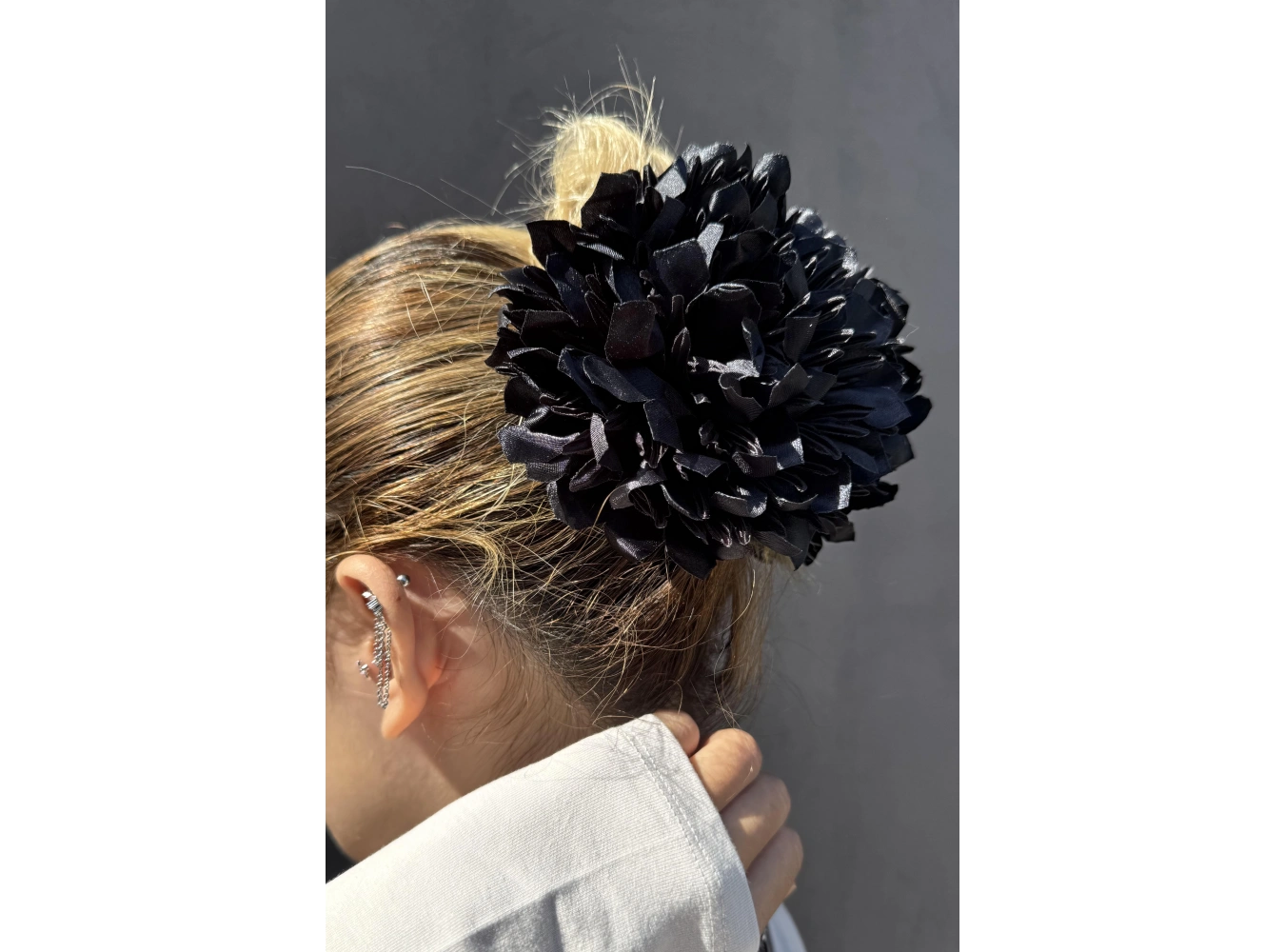 Siyah Renk Çiçek Figürlü Mandal toka