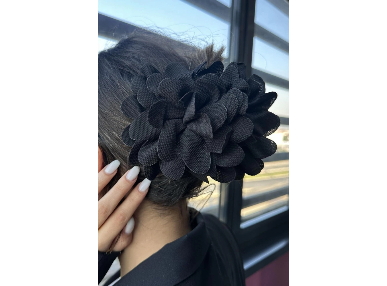 Siyah Renk Çiçek Figürlü Mandal Toka