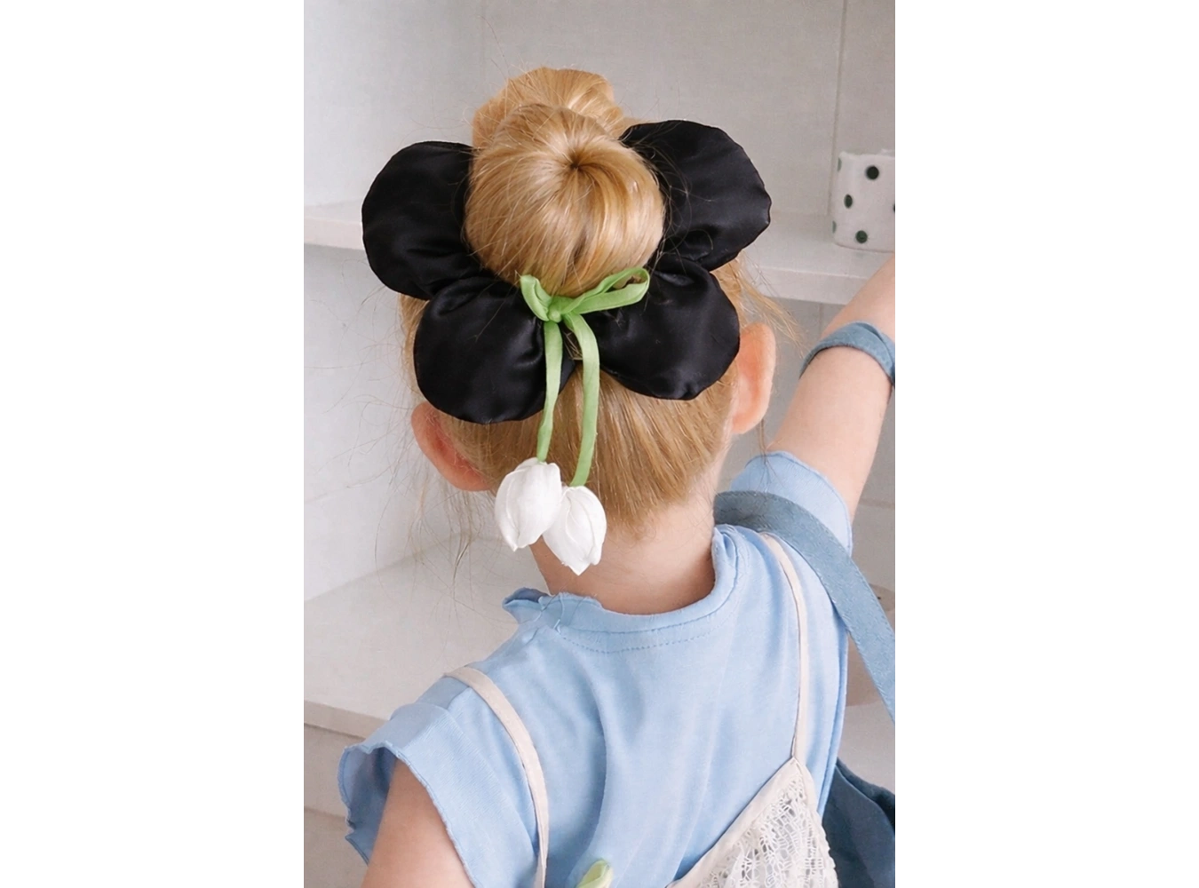 Siyah Renk Çiçek Figürlü Sallantılı Simit Toka